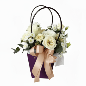 Коробка с цветами «Белый стих» из роз и хризантем