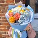 Яркий сборный букет из роз и хризантем