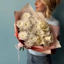 Букет белыми розами и хризантемой