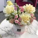 Шляпная коробка с цветами «Композиция с белыми Софи Лорен» из роз и экзотических цветов