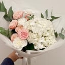 Букет из роз, диантусов и гортензи