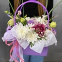 Коробка с цветами «Цветы в сиреневой сумочке» из хризантем и эустом