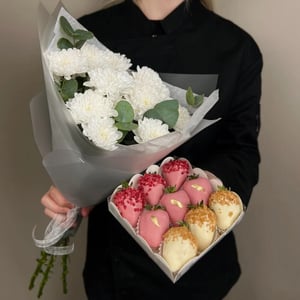 Подарочный набор «Монобукет из 3 хризантем и клубники»