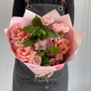 Карамельный букет с малиной из роз и альстромерий