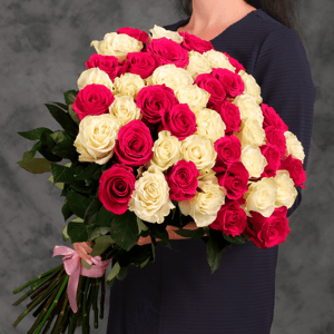 Букет из 45 белых и розовых роз 60 см