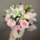 Шляпная коробка с цветами «Лилия с розовыми розами и эустомой»