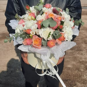 Шляпная коробка "Сирена" из роз и гвоздик