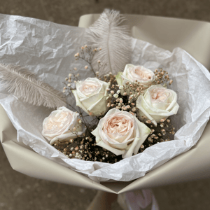 Букет Жемчужный из роз и гипсофил