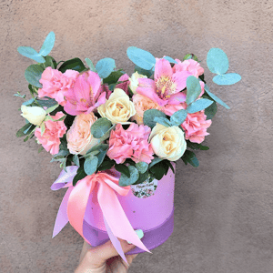 Шляпная коробка с цветами «Малиновое облако» из роз и гвоздик