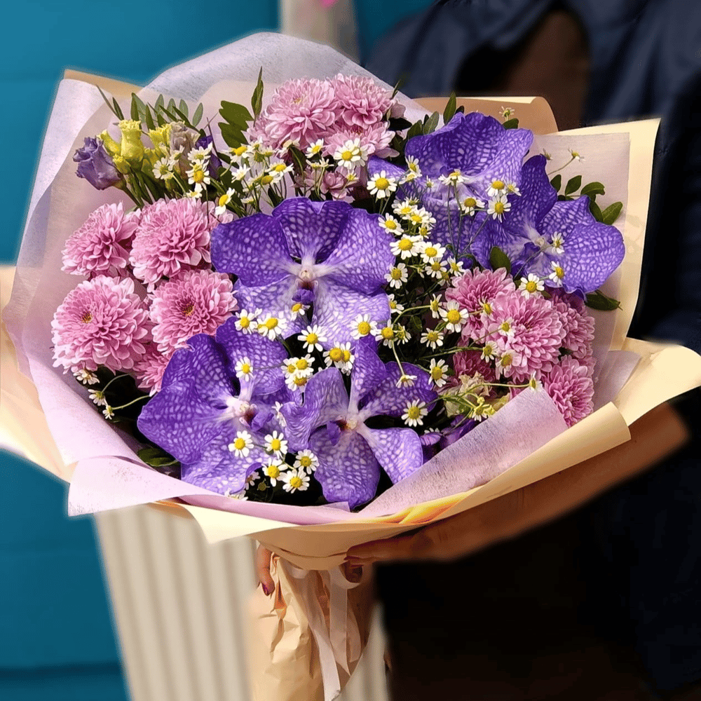 Букет «Синева» из хризантем и эустом