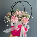 Коробка с цветами «Композиция с диантусами» из гвоздик и гипсофил