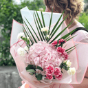 Букет из гортензии и кустовой гвоздики