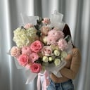 Большой букет с розами и гортензией