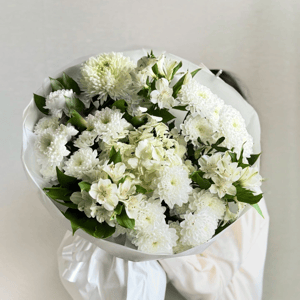 Белоснежный букет с гортензией из хризантем и альстромерий