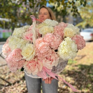 Корзина с цветами «Букет нежных гортензий»