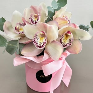 Цветы в шляпной коробке