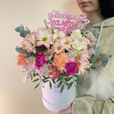 Шляпная коробка с цветами «Композиция Альстромерии, Роз и Диантусов»