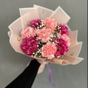 Милый букетик из гвоздик и гипсофил