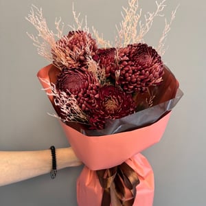 Букет из хризантем бигуди и сухоцветов