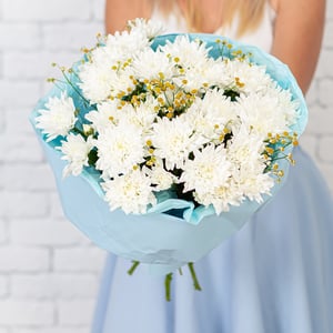 Букет «Северное сияние» из хризантем и ромашек