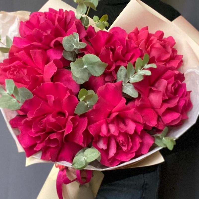 Букет «Фуксиновые французские розы с эвкалиптом»