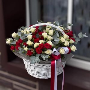 Корзина красных и белых кустовых роз