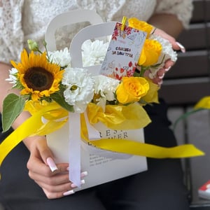 Коробка с цветами «Солнечная композиция с подсолнухом» из эустом и хризантем