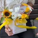 Коробка с цветами «Солнечная композиция с подсолнухом» из эустом и хризантем