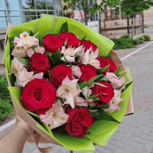 Букет «Красные розы и альстромерия в упаковке»
