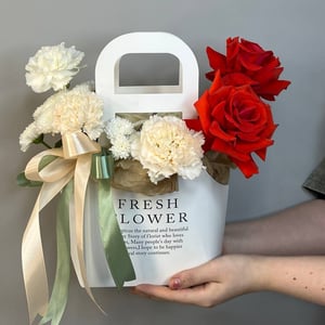 Коробка с цветами «Композиция в сумочке с красной розой» из хризантем и гвоздик