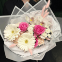 Букет «Love is» из гвоздик и роз