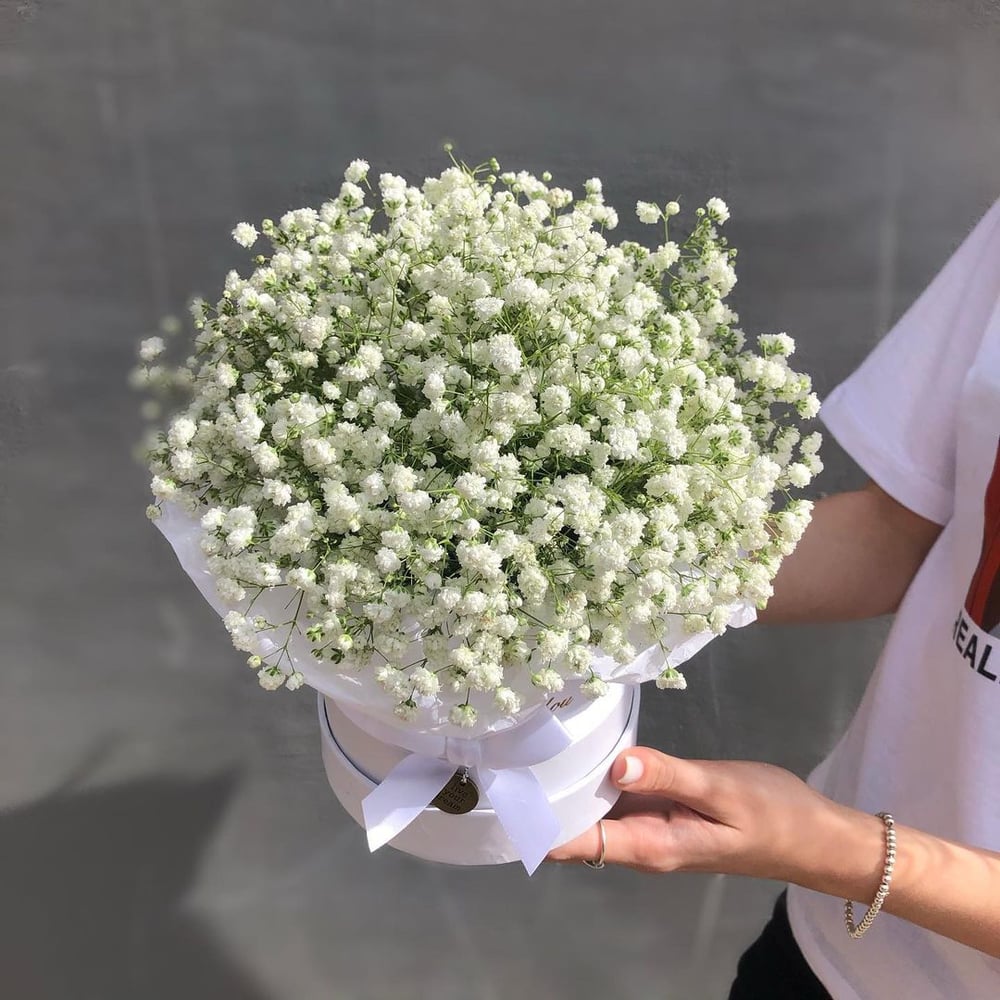 Шляпная коробка с цветами «Композиция из 9 веточек гипсофилы»