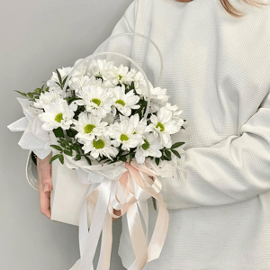 Коробка с цветами «Нежность-композиция из ромашек» из хризантем