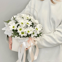 Коробка с цветами «Нежность-композиция из ромашек» из хризантем