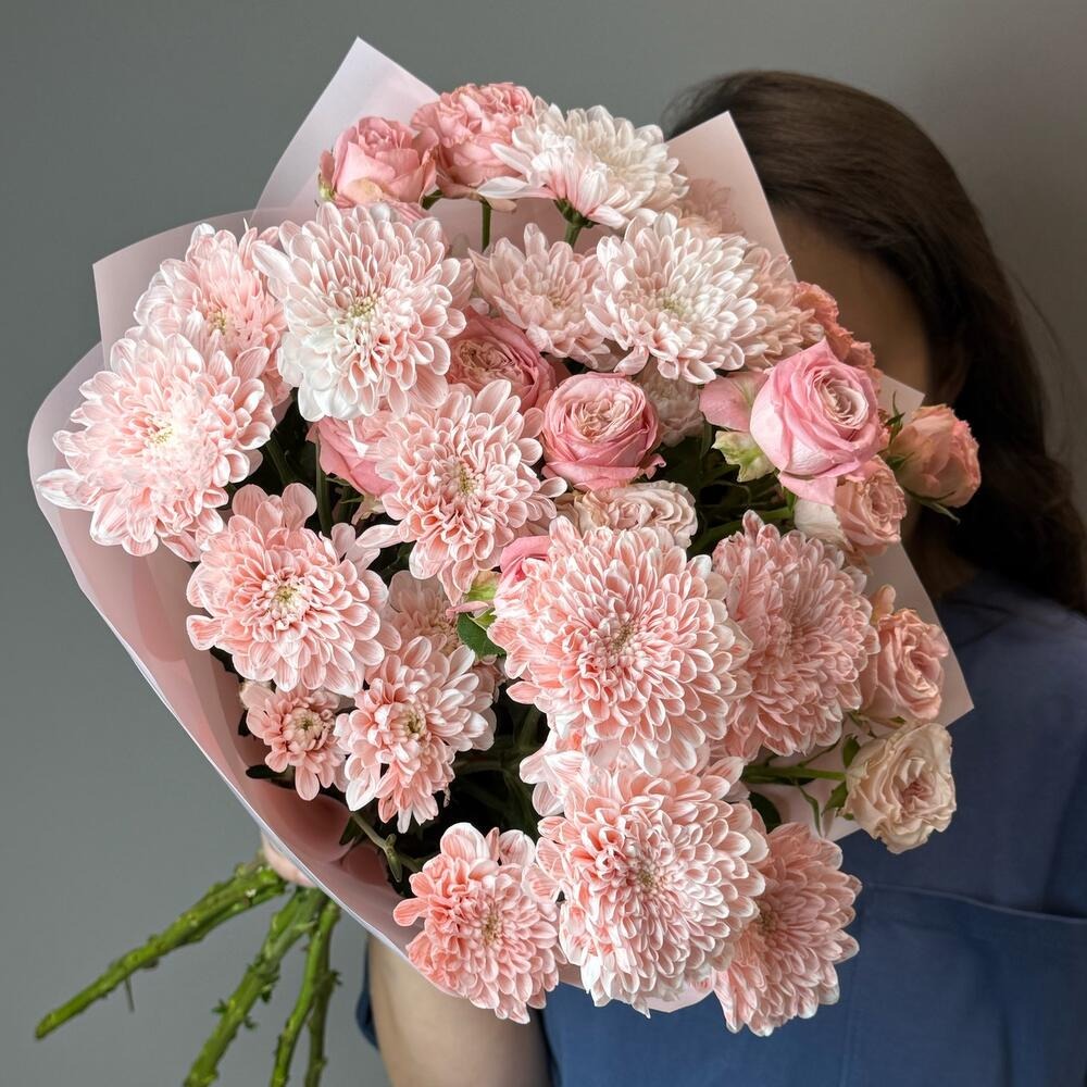 Букет «Пушистые хризантемы и кустовая Роза»