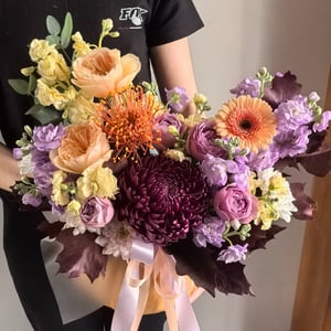 Композиция «Хризантемы, розы и гермини в тыкве»