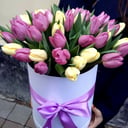 Шляпная коробка с цветами «8 марта» из тюльпанов