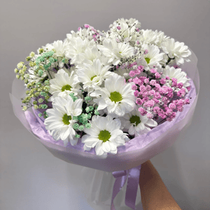 Букет «Хризантема с радужной гипсофилой»