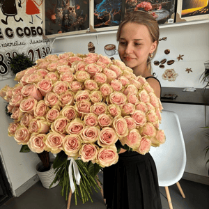 Букет «101 нежно-розовая Эквадорская роза 60 см»