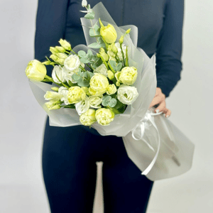 Букет «Шепот любви» из тюльпанов и эустом