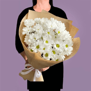 Букет из хризантем в крафтовой упаковке