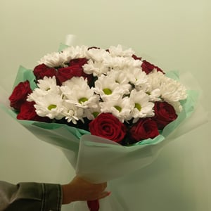 Букет «15 роз с хризантомой»