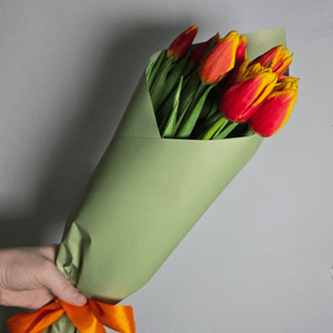 Букет из 15 красно-желтых тюльпанов