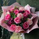 Букет «Черника» из роз и гвоздик