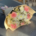 Букет «Нежное послание» из гвоздик и хризантем