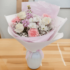 Букет «Нежность в цвету» из роз и гвоздик