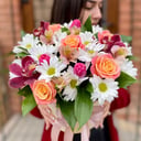 Коробка с цветами «Жаркая весна» из орхидей и тюльпанов