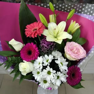 Букет «Вспышка чувств» из роз и хризантем