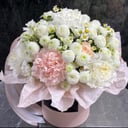 Шляпная коробка с цветами «Нежная композиция из живых цветов» из хризантем и гвоздик