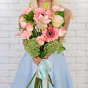 Букет с лилией из роз и гвоздик